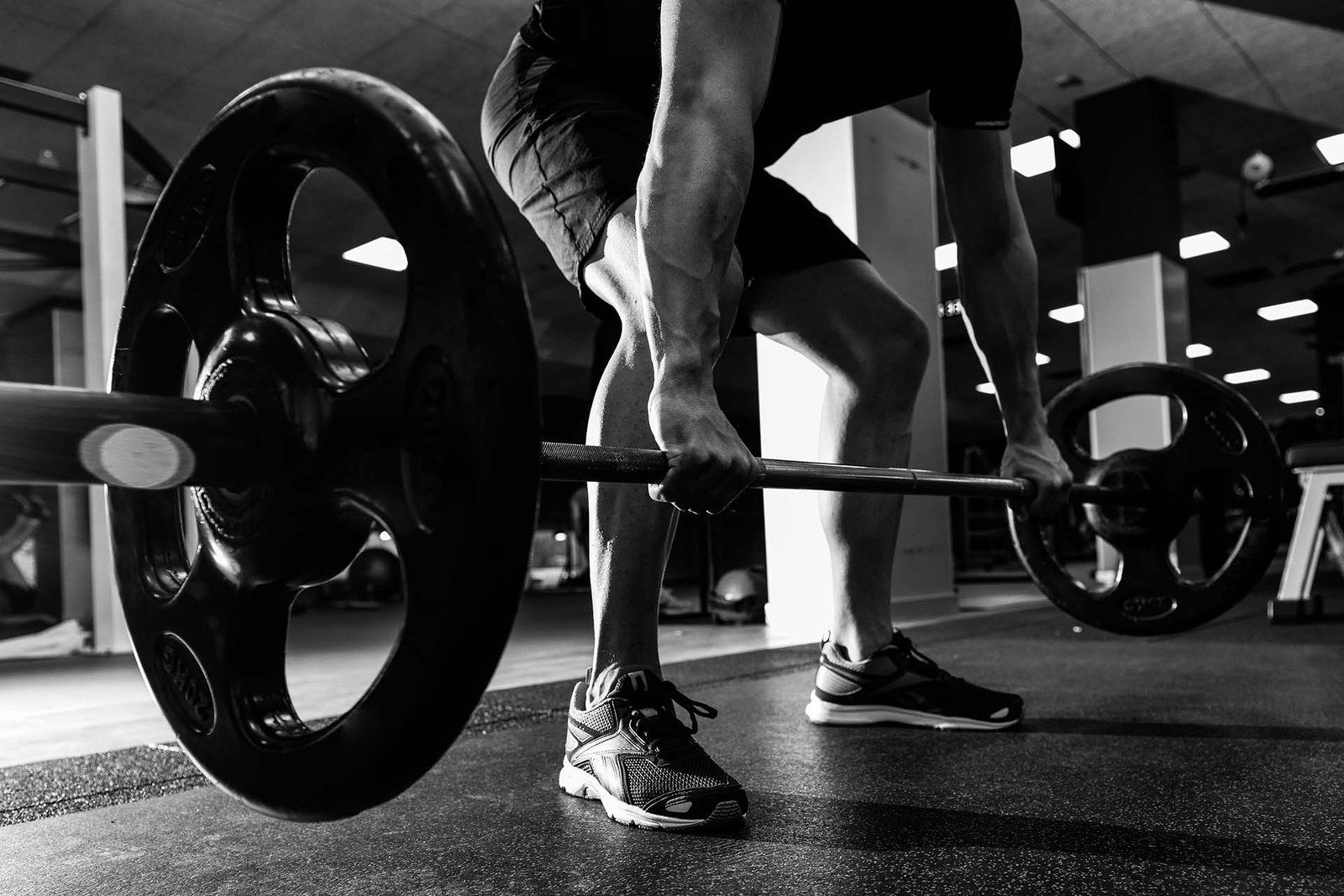 Titan Fitness'ta barbell ile deadlift antrenmanı