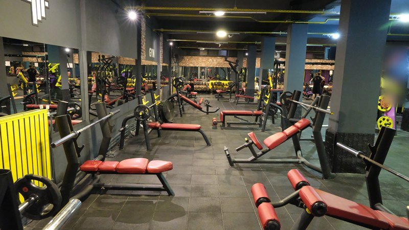 Titan Fitness serbest ağırlık salonu