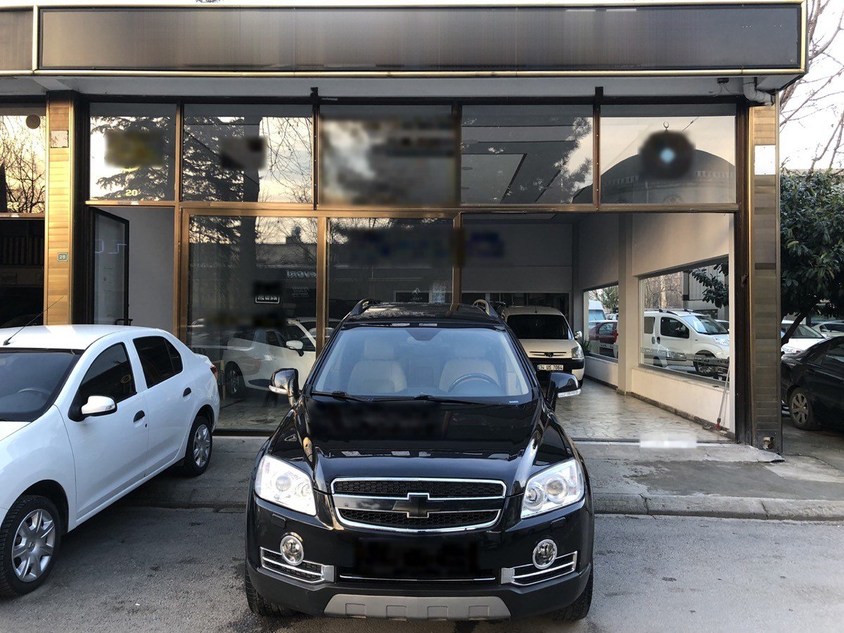 Siyah Chevrolet Captiva showroom önünde