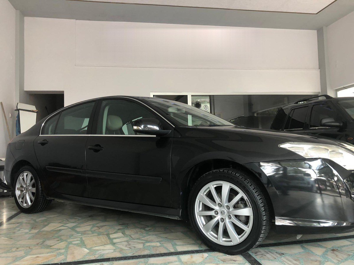 Siyah Renault Laguna showroom içinde