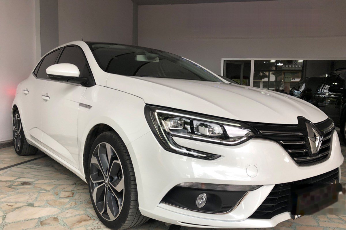 Beyaz Renault Megane showroom içinde