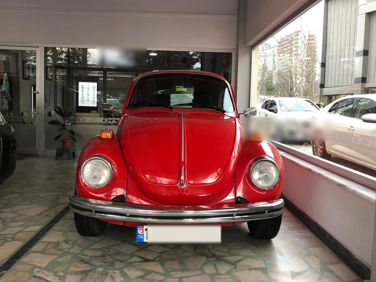 Kırmızı klasik Volkswagen Beetle showroom içinde