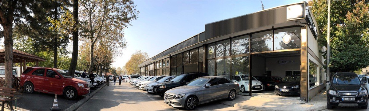 Vitrin Oto Galeri showroom panoraması, gece aydınlatması