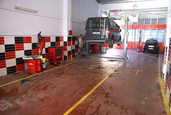 Lift üzerinde araç ve atölye genel düzeni