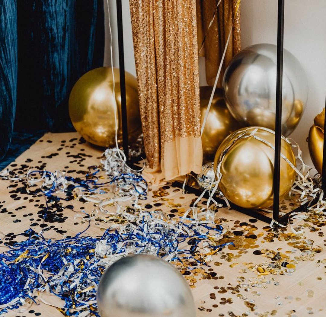 Balon ve konfetiyle sürpriz nişan kurulumu