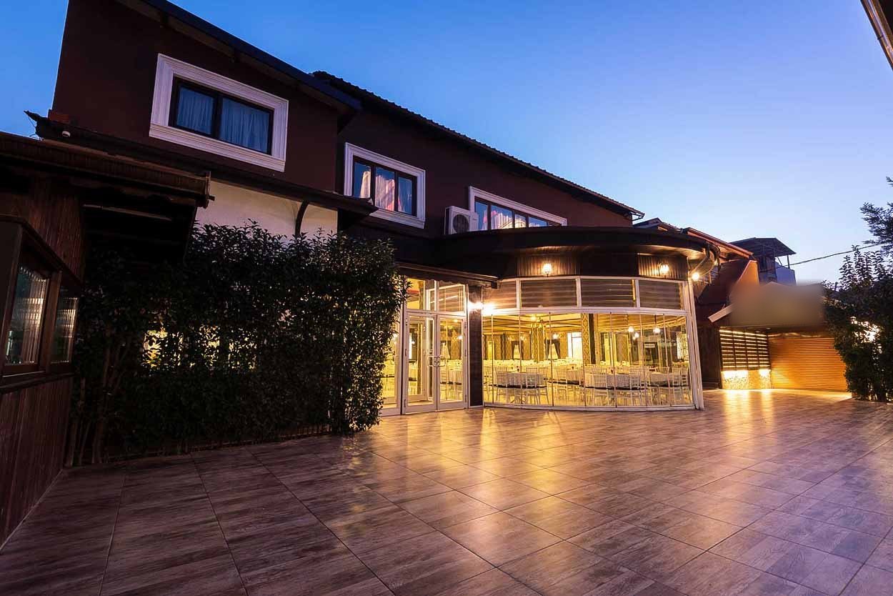 Akşam saatlerinde bahçe alanı