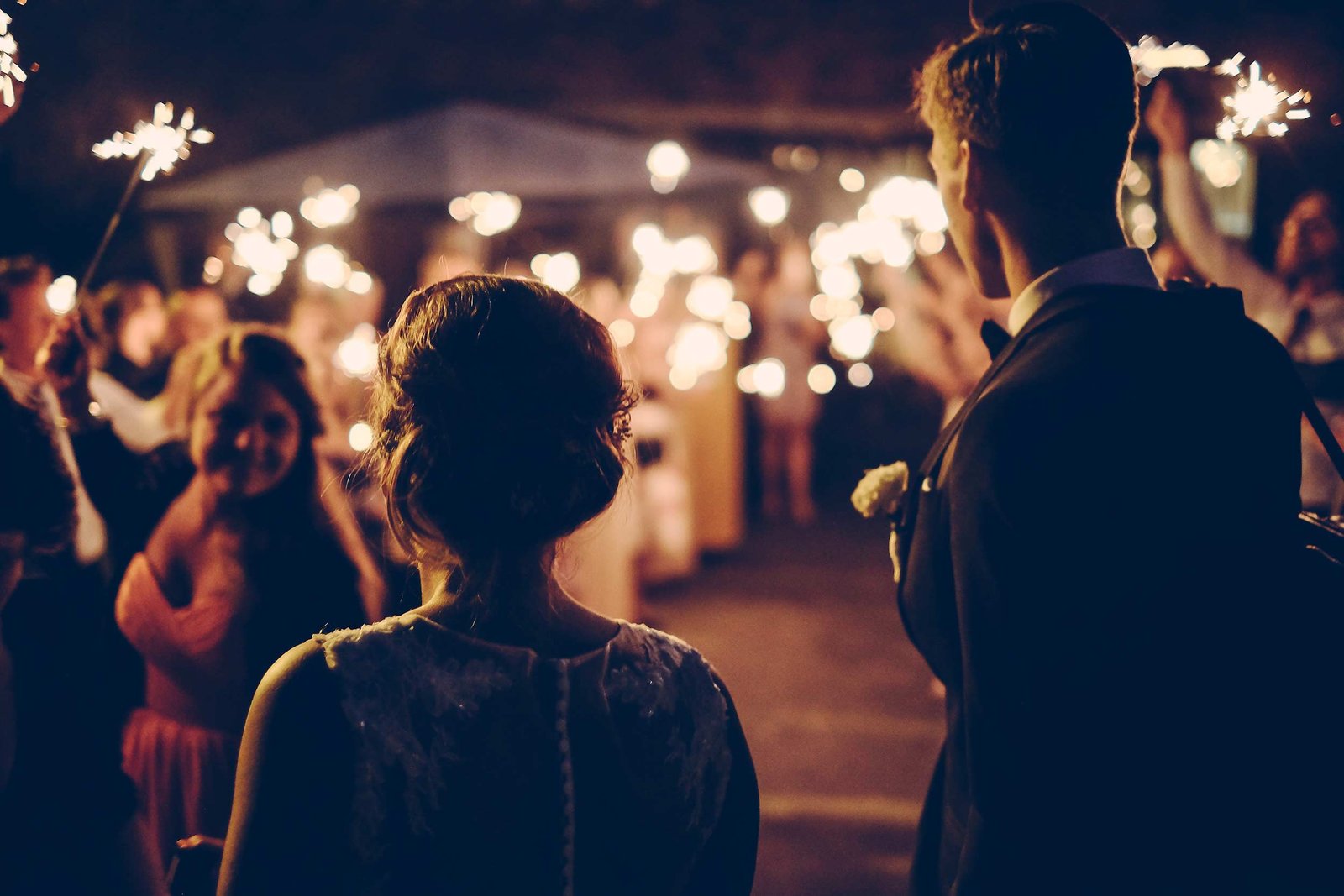 Maytaplar eşliğinde düğün gecesi — gelin ve damat